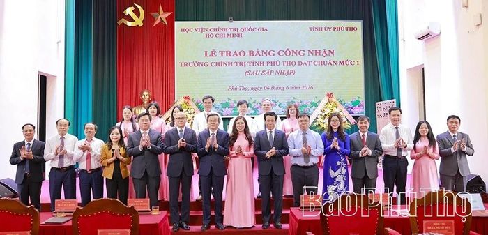 Các đại biểu chụp ảnh lưu niệm cùng tập thể lãnh đạo, cán bộ Trường Chính trị tỉnh.