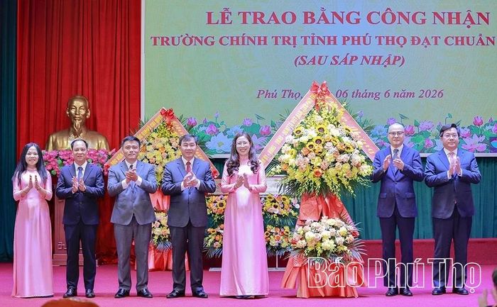 Đồng chí Bí thư Tỉnh ủy Phạm Đại Dương và Chủ tịch UBND tỉnh Trần Duy Đông tặng lẵng hoa chúc mừng nhà trường.