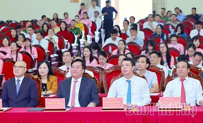 Các đồng chí lãnh đạo, đại biểu tham dự buổi lễ.