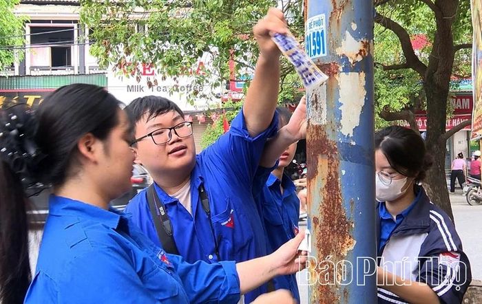 Đoàn viên, thanh niên phường Phú Thọ ra quân bóc gỡ quảng cáo trái phép, gây mất vệ sinh và không đảm bảo văn minh đô thị trên địa bàn.