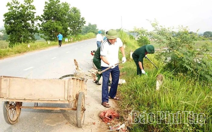 Lãnh đạo xã Phú Khê cùng bà con nhân dân trực tiếp tham gia dọn dẹp vệ sinh đường làng, ngõ xóm và tuyên truyền nâng cao ý thức bào vệ môi trường trong cộng đồng.