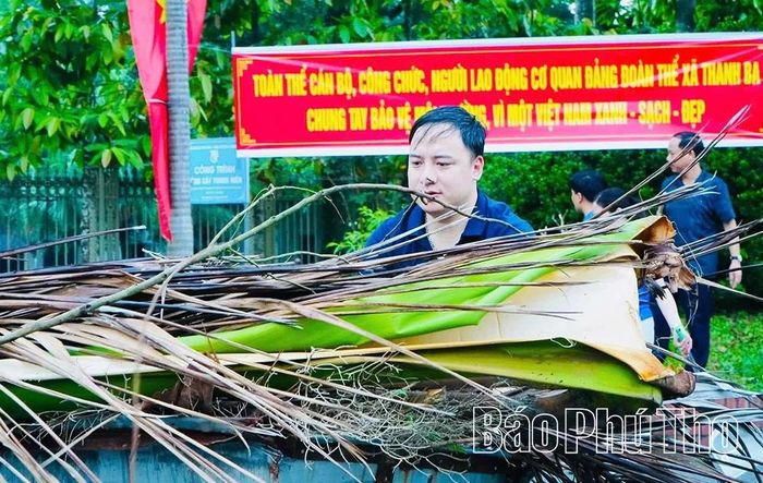 Cán bộ khối Đảng ủy, cơ quan UBND xã Thanh Ba tham gia dọn dẹp, vệ sinh môi trường nơi làm việc.