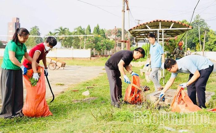 Ngay sau lễ phát động, lãnh đạo Đảng ủy, UBND xã và các đoàn thể, nhân dân xã Hiền Quan đã bắt tay vào dọn dẹp vệ sinh môi trường tại cơ quan và các khu dân cư, điểm trường học.