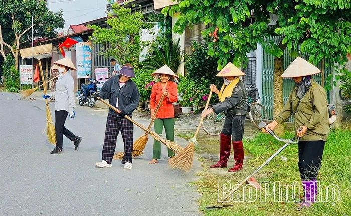 Nhân dân xã Thượng Long ra quân làm sạch môi trường.