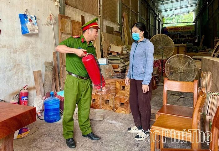 Công an xã Xuân Lãng tuyên truyền, hướng dẫn sử dụng bình chữa cháy tại chỗ cho chủ cơ sở.