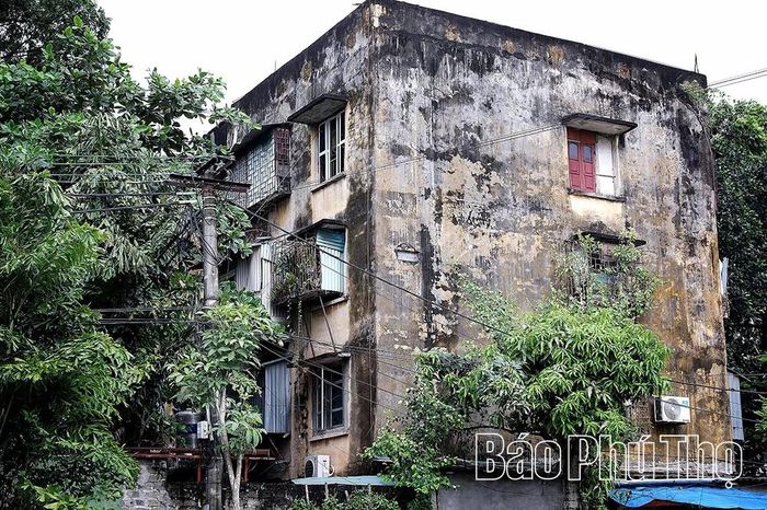 Tòa nhà cao tầng cũ tại phường Hòa Bình được xây dựng từ những năm 1980, hiện đã xuống cấp nghiêm trọng.