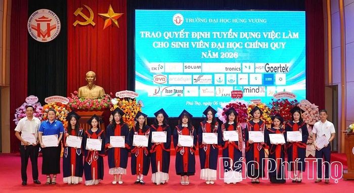 Đại diện doanh nghiệp trao quyết định tuyển dụng cho các tân cử nhân.