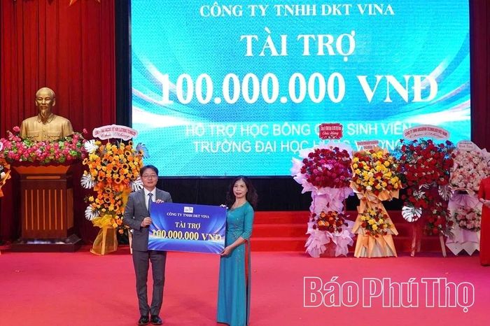 Công ty TNHH DKT Vina trao 100 triệu hỗ trợ học bổng cho sinh viên trường Đại học Hùng Vương.