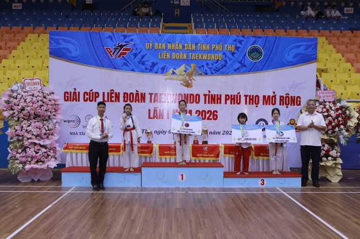 Ban tổ chức giải trao huy chương cho các vận động viên xuất sắc.