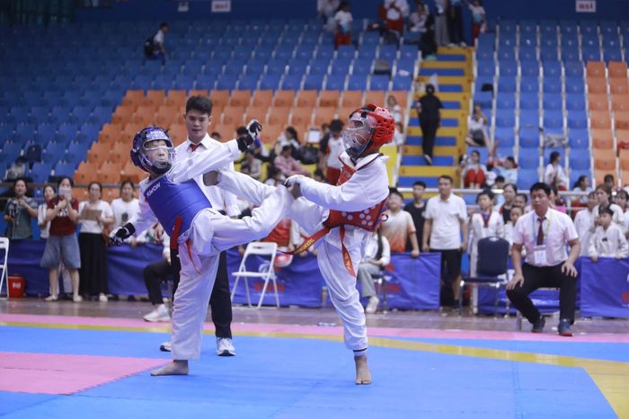Các vận động viên tranh tài nội dung thi đối kháng đôi nam.