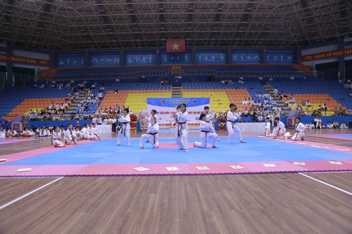 Các vận động viên tham gia nội dung thi võ nhạc.