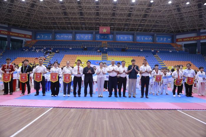 Ban tổ chức giải trao cờ lưu niệm cho các đơn vị tham gia.