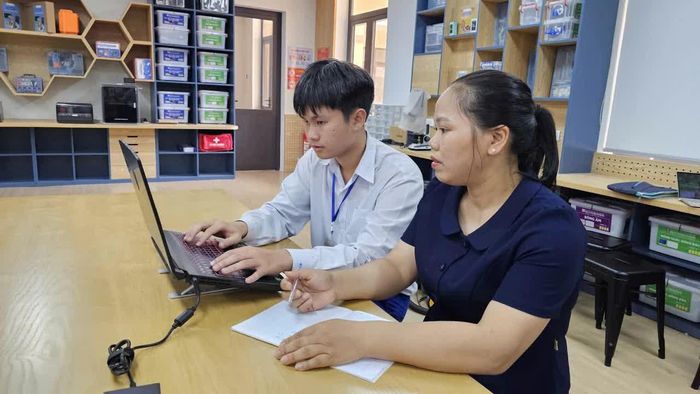 Cô giáo Nguyễn Thị Thanh Nhàn tận tâm hướng dẫn, cùng Nguyễn Thức Công Thành chinh phục những thuật toán và dạng bài khó - Ảnh: T.T