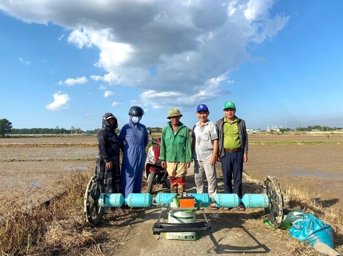 Chiếc máy sạ hàng sau khi cải tiến của anh Hồ Thắng - Ảnh: Đ.V