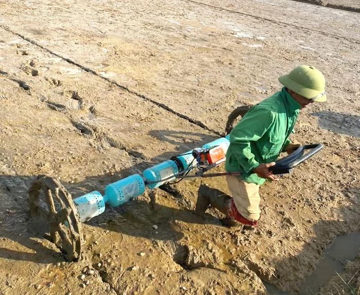 Chiếc máy sạ hàng kéo tay sau khi được anh Hồ Thắng cải tiến, đã vận hành thuận lợi và nhẹ nhàng hơn rất nhiều so với máy chưa cải tiến - Ảnh: Đ.V