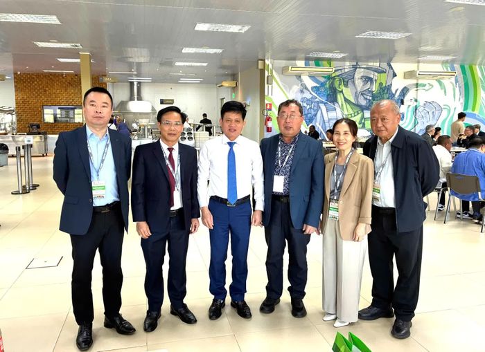 Đoàn công tác tỉnh Quảng Trị chụp ảnh lưu niệm với ông Mã Khắc Bình, Chủ tịch MAB-ICC của UNESCO và các cộng sự - Ảnh: T.Đ