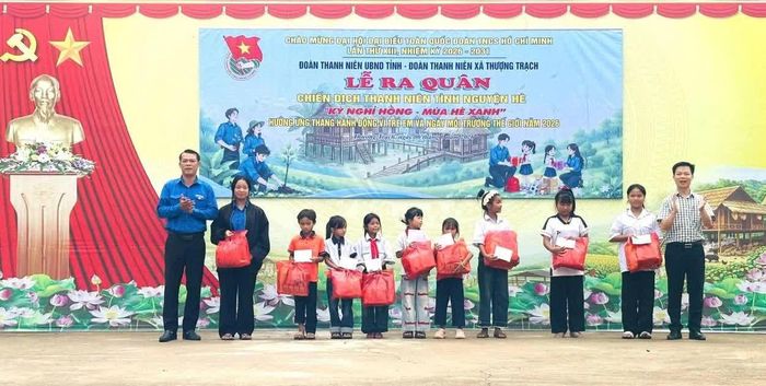 Trao quà cho các em học sinh có hoàn cảnh khó khăn - Ảnh: K.H