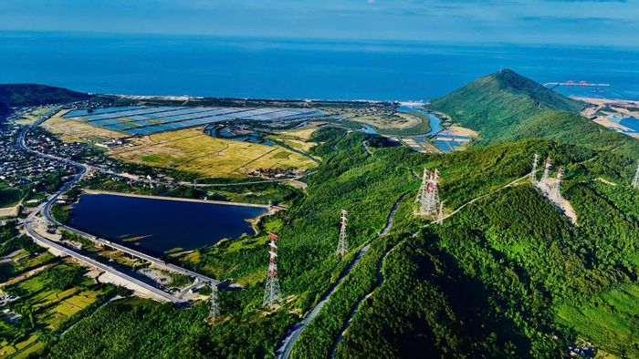 Quang cảnh đèo Ngang nhìn từ khu vực Hoành Sơn quan - Ảnh: Q.N