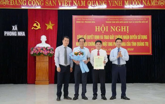 Đại diện lãnh đạo Cục Sở hữu trí tuệ, Sở Khoa học và Công nghệ trao chứng nhận văn bằng bảo hộ nhãn hiệu cho sản phẩm “Mật ong Phong Nha” - Ảnh: K.H