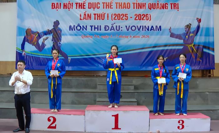 Ban Tổ chức trao giải cho các vận động viên đạt thành tích cao trong thi đấu giải Vovinam Đại hội TD-TT tỉnh Quảng Trị - Ảnh: N.H