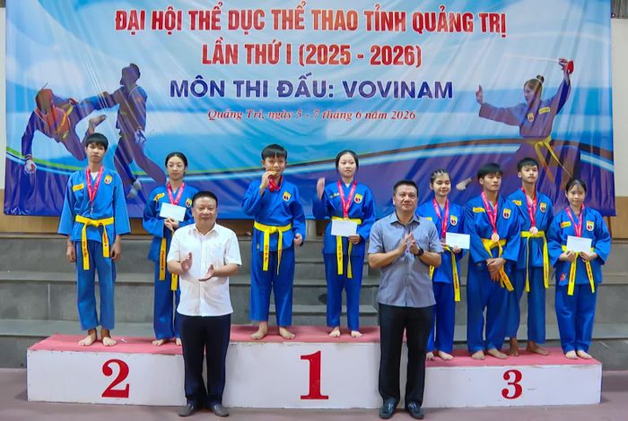 Ban Tổ chức trao giải cho các vận động viên đạt thành tích cao trong thi đấu giải Vovinam Đại hội TD-TT tỉnh Quảng Trị - Ảnh: N.H