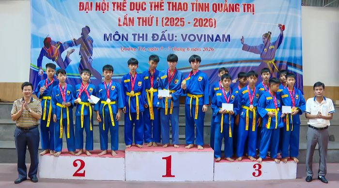 Ban Tổ chức trao giải cho các vận động viên đạt thành tích cao tại giải Vovinam Đại hội TD-TT tỉnh Quảng Trị - Ảnh: N.H