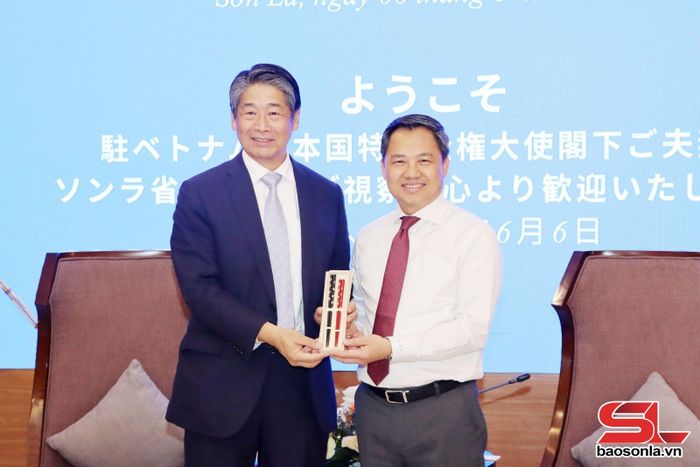Ngài Ito Naoki, Đại sứ đặc mệnh toàn quyền Nhật Bản tại Việt Nam tặng quà cho tỉnh Sơn La.