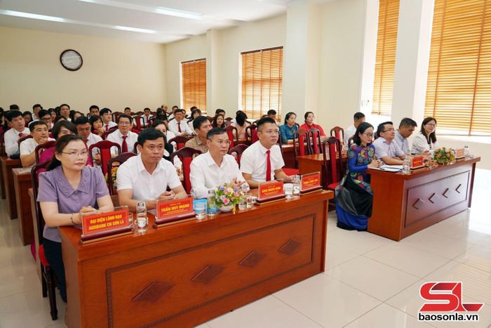 Các đại biểu dự khai giảng.