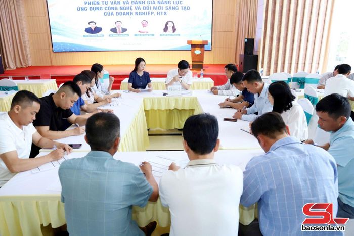 Các chuyên gia tư vấn và đánh giá năng lực ứng dụng công nghệ và đổi mới sáng tạo của doanh nghiệp HTX.