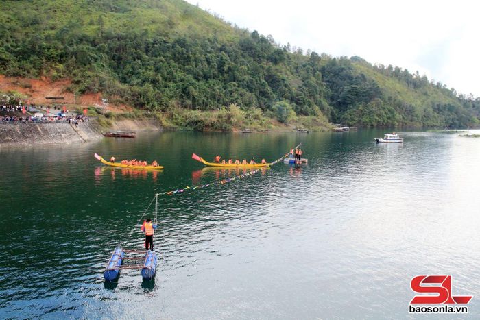 Lễ hội đua thuyền truyền thống được tổ chức hằng năm tại lòng hồ xã Quỳnh Nhai.