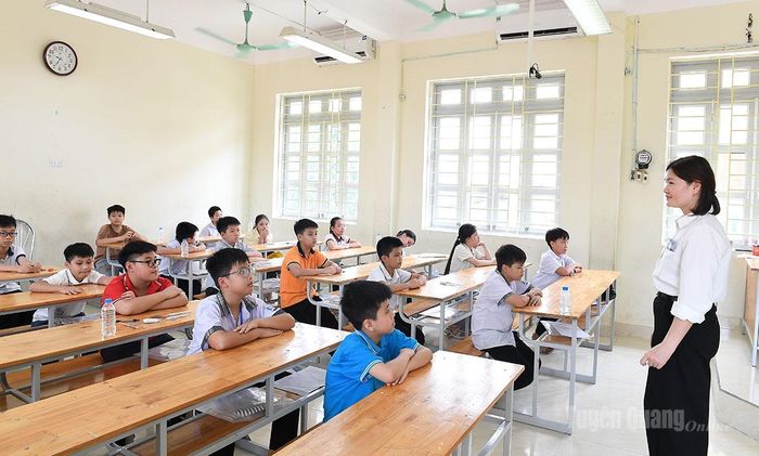 Giám thị phổ biến quy chế thi cho các thí sinh.