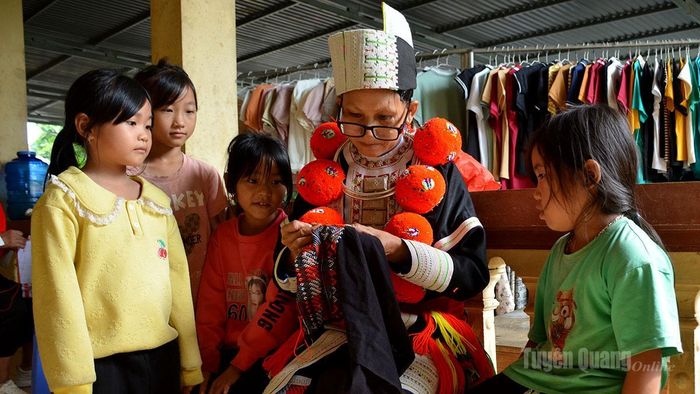 Nghề thêu được truyền qua nhiều thế hệ.