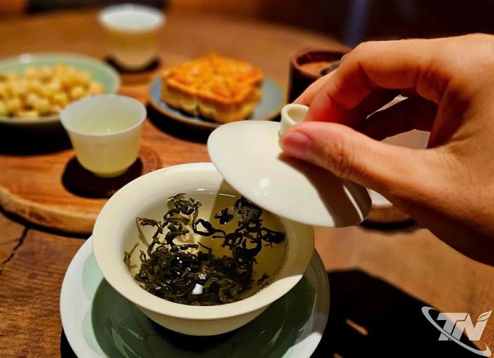 Trong tiết Mang Chủng, người làm trà phải “dìu dắt” làn hương của hoa đi qua từng lớp cánh trà.