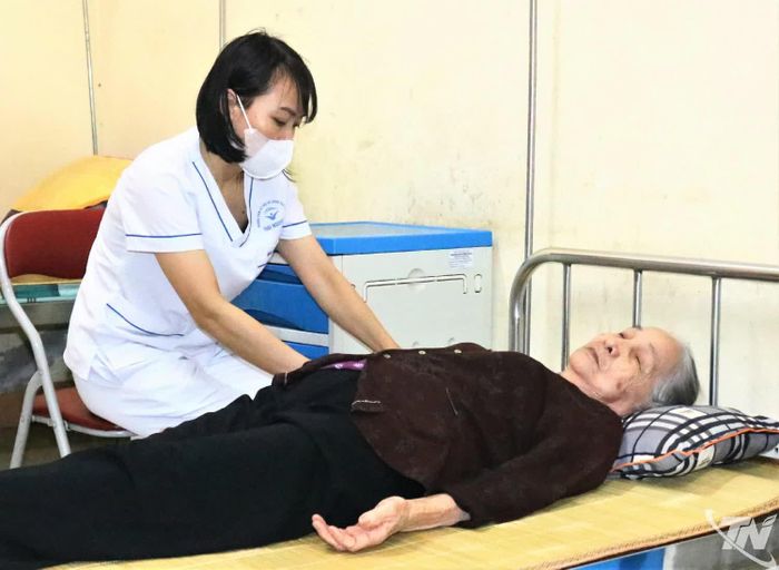Bà Nguyễn Thị Túc, là người có công với cách mạng, được cán bộ y tế tại Trung tâm Bảo trợ và Công tác xã hội tỉnh khám sức khỏe, lên thực đơn cho bữa ăn trong ngày.