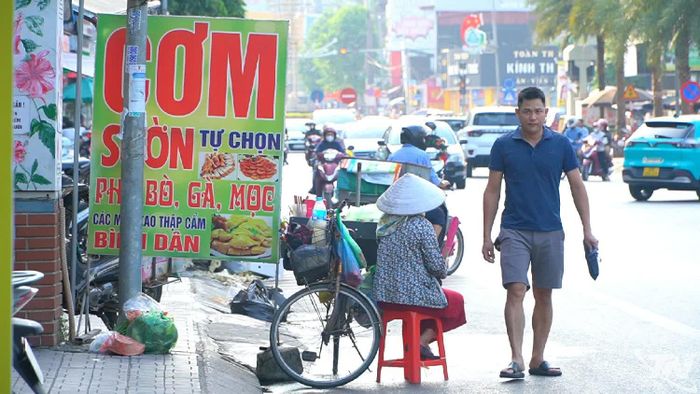 Vỉa hè khu vực cổng Bệnh viện Trung ương Thái Nguyên bị lấn chiếm, ảnh hưởng đến việc đi lại của người dân.