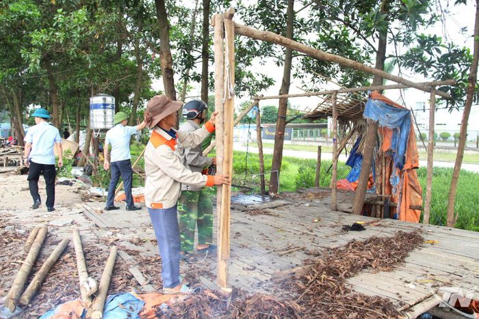 Người dân tự giác tháo dỡ lều quán lấn chiếm hành lang an toàn giao thông.