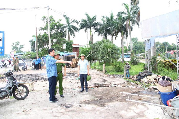 Lực lượng chức năng xã Điềm Thụy ra quân giải tỏa vi phạm hành lang an toàn giao thông trên tuyến đường tỉnh 266.