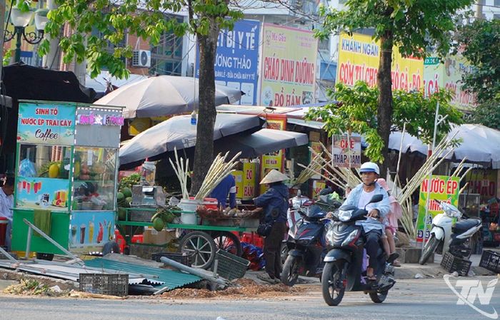 Tình trạng lấn chiếm lòng đường để kinh doanh, buôn bán tại khu vực cổng Bệnh viện A Thái Nguyên trên đường Quang Trung gây ảnh hưởng đến trật tự đô thị và an toàn giao thông.
