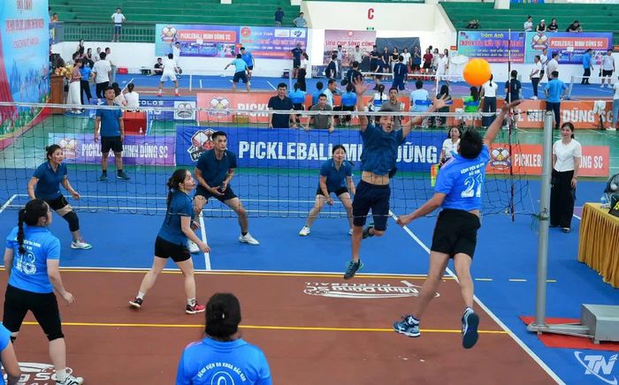 Các đội thi đều nỗ lực để mang đến Hội thao những trận cầu gay cấn, đầy kịch tính. Ảnh: Hoàng Hưng