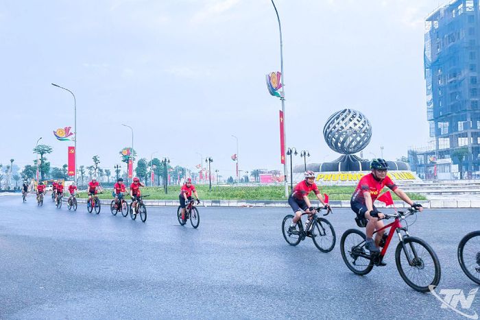 Thành viên Câu lạc bộ Xe đạp Phổ Yên diễu hành qua khu vực trung tâm phường Vạn Xuân.