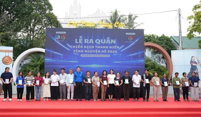 Ban tổ chức trao quà cho các hộ gia đình có hoàn cảnh khó khăn tại xã A Lưới 2 