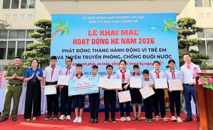 Các em thiếu nhi có hoàn cảnh khó khăn trên địa bàn phường An Cựu nhận hỗ trợ tại lễ khai mạc hoạt động hè 
