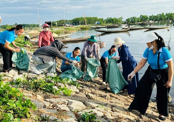 Dọn dẹp rác thải tại điểm du lịch cộng đồng Ngư Mỹ Thạnh. Ảnh: Anh Phong 