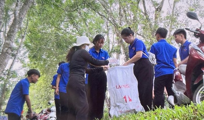  Ra quân vệ sinh môi trường sau lễ phát động. Ảnh: Võ Nhân 