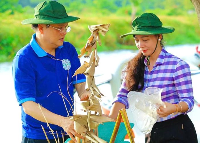  Đồng chí Nguyễn Quang Tuấn, UVTV Thành ủy, Phó Chủ tịch Thường trực HĐND thành phố tham gia nhặt rác cùng lãnh đạo phường Thanh Thủy. Ảnh: Hải Triều