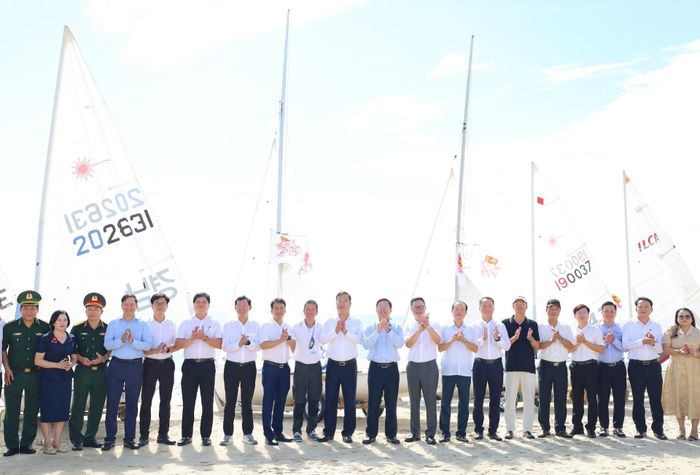  Lãnh đạo thành phố chụp ảnh lưu niệm cùng các đơn vị trước khi chương trình biểu diễn thuyền buồm bắt đầu