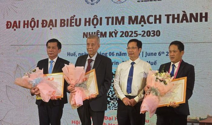 Trao bằng khen cho các hội viên 