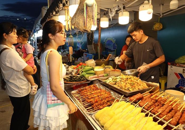  Du khách trải nghiệm ẩm thực tại các gian hàng trong khuôn khổ chương trình "Lăng Cô - Vịnh đẹp thế giới năm 2026"