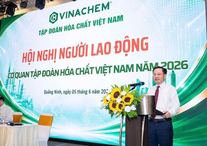 Ông Nguyễn Hữu Tú, Tổng Giám đốc Vinachem phát biểu tại Hội nghị, nhấn mạnh tinh thần đổi mới, trách nhiệm và quyết tâm thực hiện các mục tiêu phát triển trong giai đoạn mới