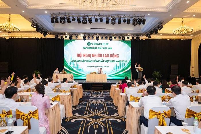 Các đại biểu biểu quyết thông qua Nghị quyết Hội nghị Người lao động Công ty mẹ Vinachem năm 2026